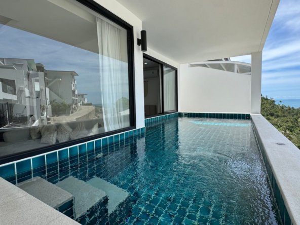 Piscine privée débordement terrasse baie vitrée vue mer appartement Emerald Koh Samui