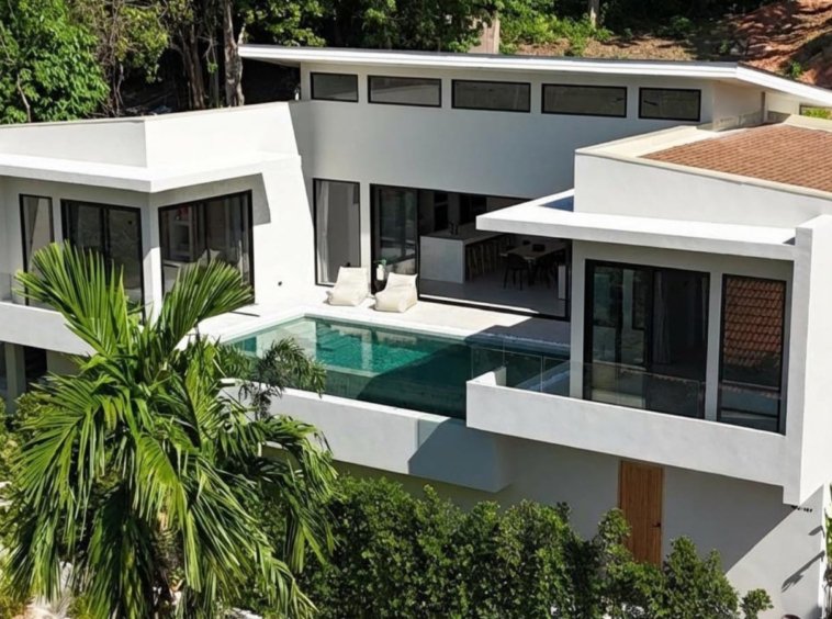 Villa freehold 3 chambres à vendre Hua Thanon Koh Samui, vue aérienne piscine infinity et végétation tropicale