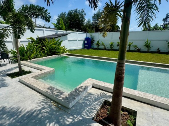 Villa freehold 2 chambres piscine privée Hua Thanon Koh Samui, jardin tropical et terrasse ensoleillée