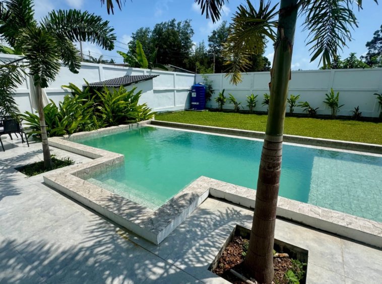 Villa freehold 2 chambres piscine privée Hua Thanon Koh Samui, jardin tropical et terrasse ensoleillée