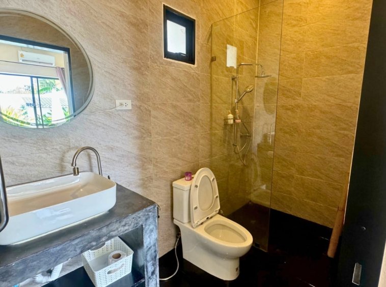 Salle de bain villa Koh Mzé Koh Samui, vasque à poser douche vitrée et carrelage pierre naturelle