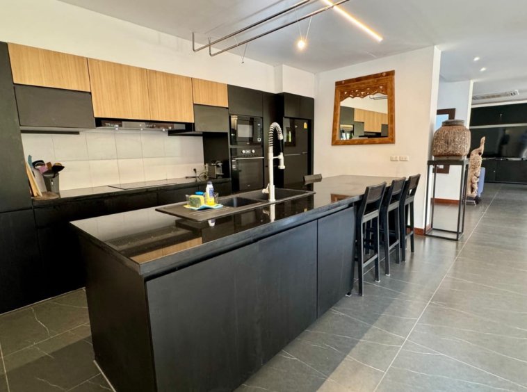 Cuisine équipée noire îlot central espace bureau intégré villa luxe Koh Samui