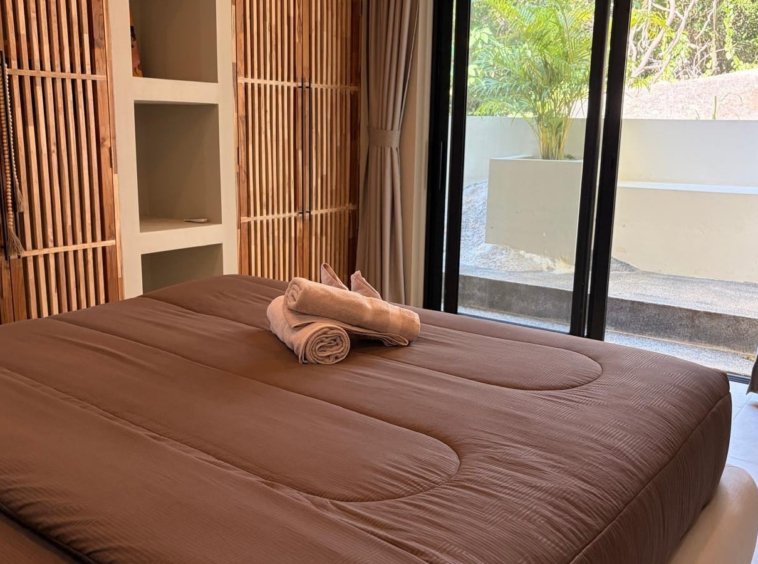 Cuisine villa Hua Thanon Koh Samui, îlot pierre naturelle four encastré et étagères ouvertes design