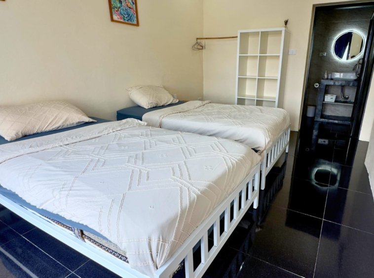 Deuxième chambre villa Koh Mzé Koh Samui, lits simples modulables et salle de bain en suite