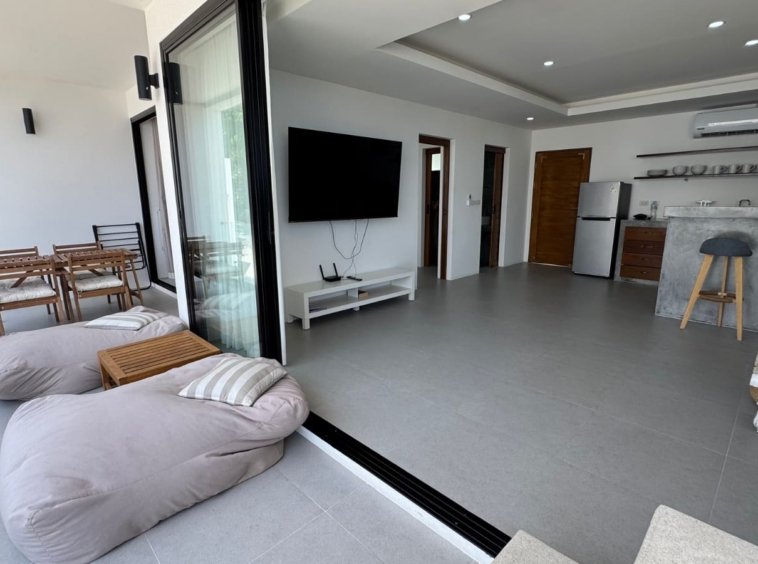 Vue intérieur séjour TV bean bags terrasse cuisine appartement Emerald Koh Samui