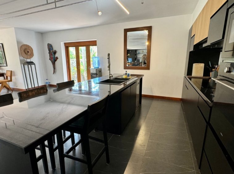 Cuisine moderne noire plan de travail marbre électroménager haut gamme villa Samui