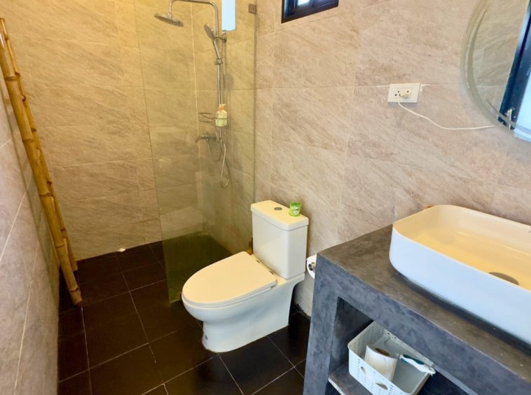 Salle de bain chambre 2 villa Koh Mzé Koh Samui, vasque béton douche à l'italienne et miroir LED