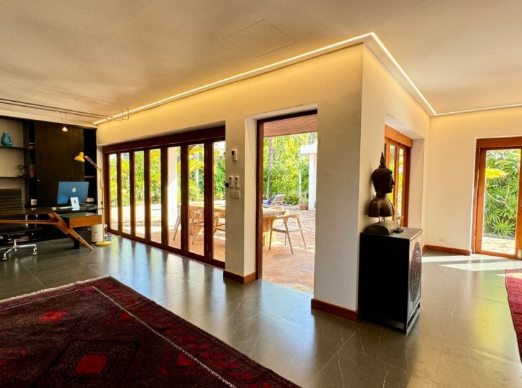 Grand salon bureau espace de travail ouvertures double porte villa Baan Lotus