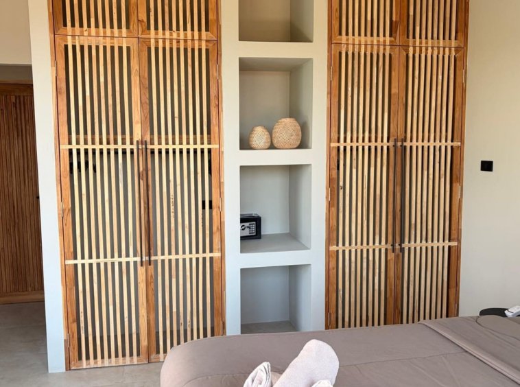 Terrasse extérieure villa Hua Thanon Koh Samui, salon repas teck rotin et végétation tropicale privée