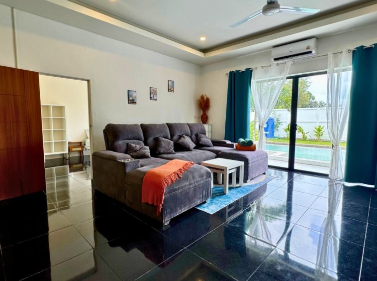 Pièce de vie villa Koh Mzé Koh Samui, cuisine ouverte sur séjour avec baie vitrée vue piscine