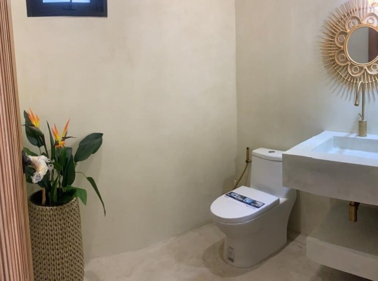 Séjour villa freehold Hua Thanon Koh Samui, double hauteur sous plafond piscine infinity et cocotiers