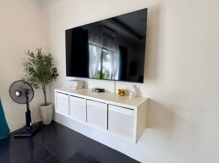 Salon TV villa Koh Mzé Hua Thanon Koh Samui, grand écran mural et espace détente meublé