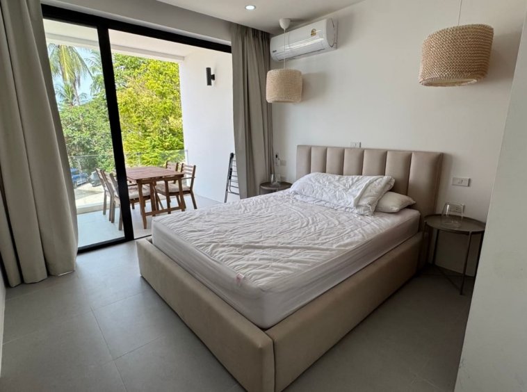 Chambre principale lit double accès terrasse teck suspension rotin appartement Samui