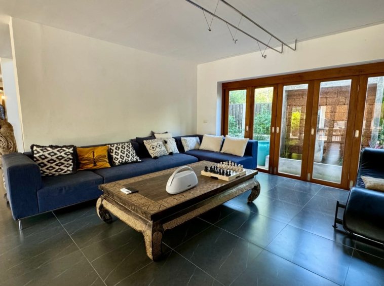 Salon canapé bleu table basse sculptée échiquier villa Baan Lotus Koh Samui