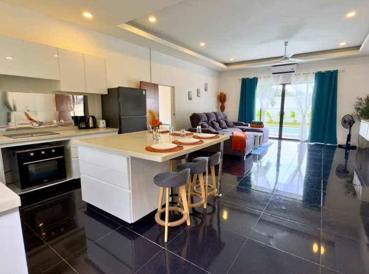 Cuisine ouverte salon villa Koh Mzé Koh Samui, îlot quartz séjour climatisé et vue piscine