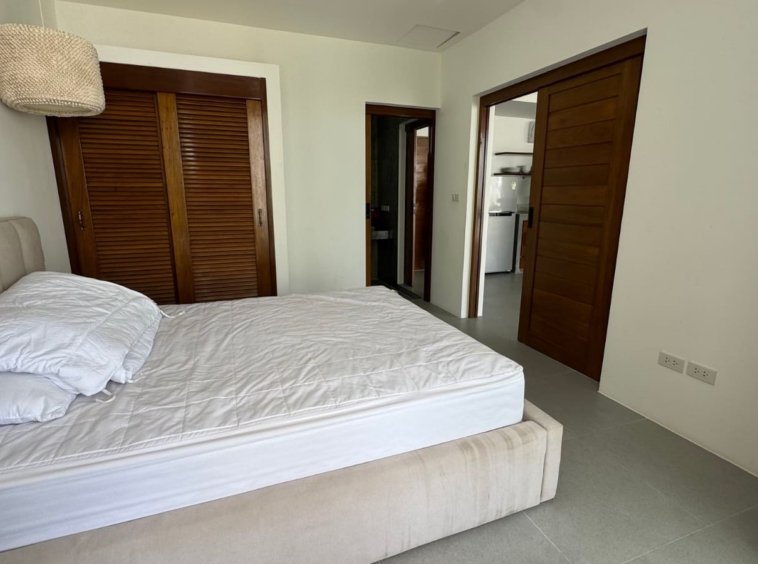 Deuxième chambre lit double placard bois portes teck salle de bain attenante Emerald