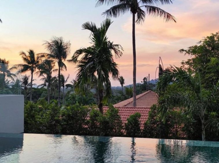 Chambre master villa Hua Thanon Koh Samui, lit double vue piscine et montagne par baie vitrée angle