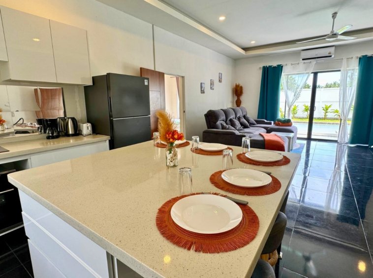 Intérieur villa freehold Koh Mzé Koh Samui, cuisine îlot bar et salon ouvert sur terrasse piscine