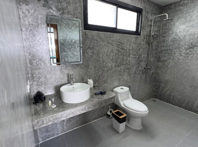 Salle de bain béton ciré vasque ronde douche italienne miroir appartement Koh Samui