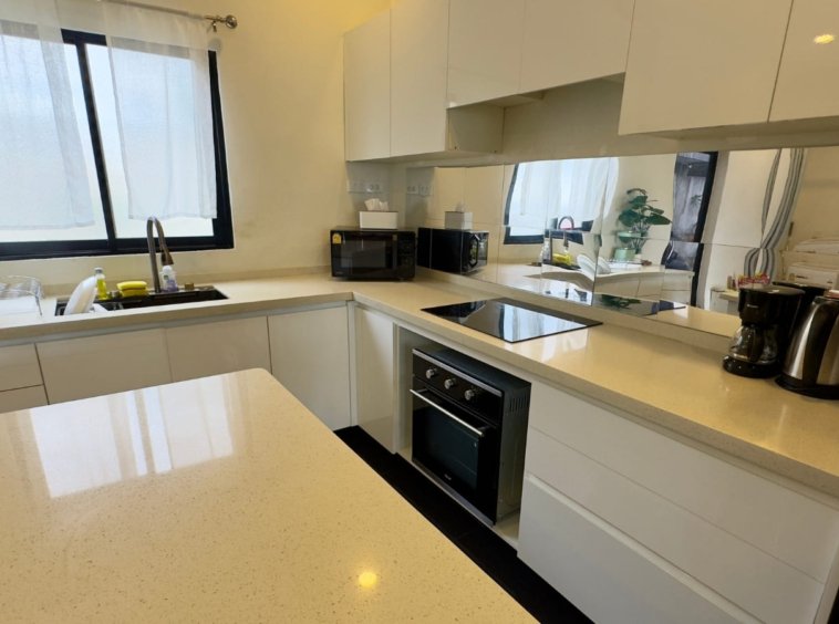 Cuisine villa Koh Mzé Koh Samui, plan de travail quartz four encastré et crédence miroir