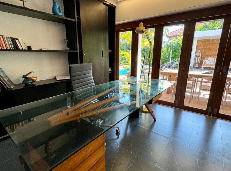 Bureau direction plateau verre bibliothèque noire accès direct piscine privée