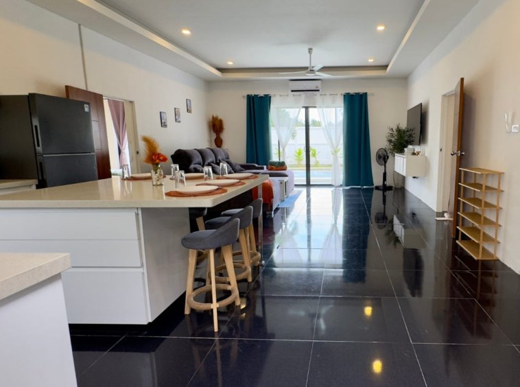 Villa 2 chambres freehold Koh Samui Hua Thanon, cuisine équipée îlot et séjour lumineux vue piscine
