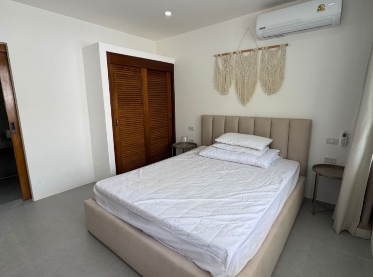 Chambre double salle de bain attenante placard teck macramé appartement Emerald Samui