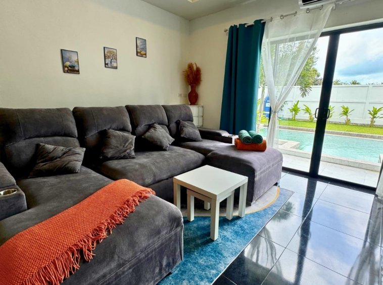 Salon villa Koh Mzé Hua Thanon Koh Samui, séjour meublé ouvert sur piscine et jardin tropical