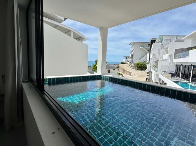 Piscine privée carrelage vert vue mer résidence Emerald depuis chambre Koh Samui