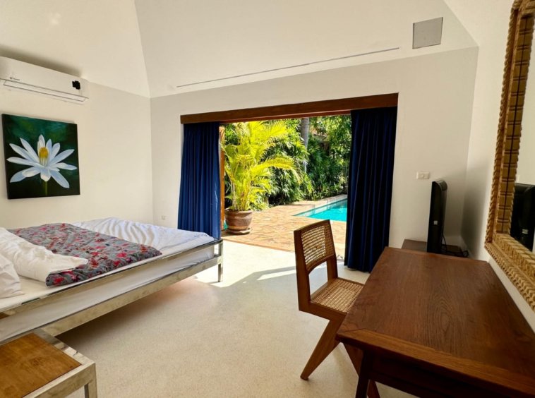 Chambre accès direct piscine tableau lotus peinture villa Baan Lotus Samui