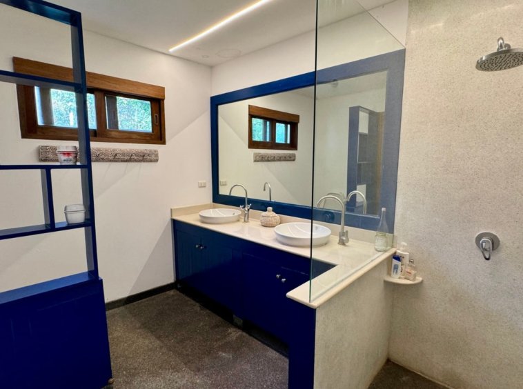 Salle de bain double vasque meuble bleu cabine douche pluie villa Baan Lotus