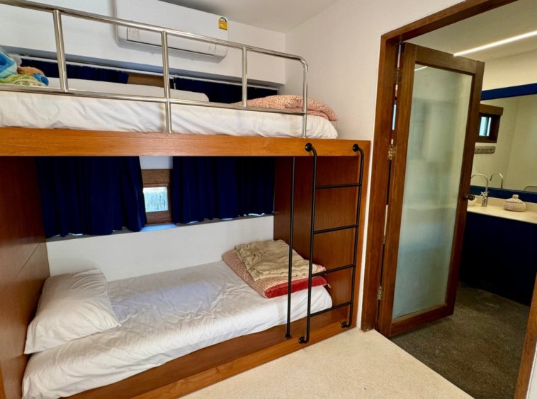 Chambre enfants lits superposés bois salle de bain attenante villa Koh Samui