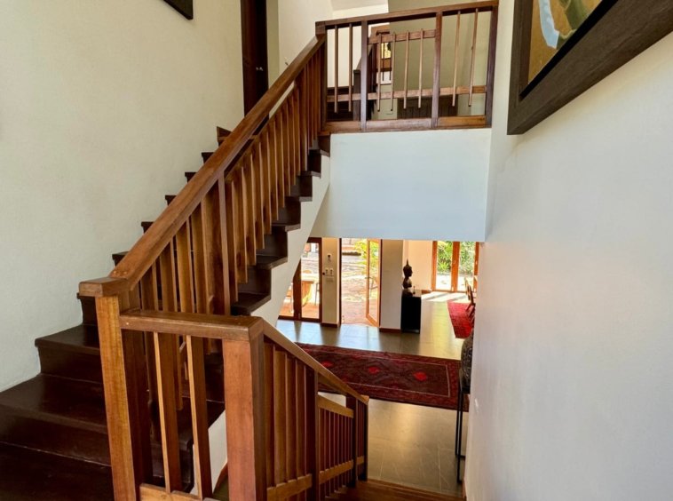 Escalier teck intérieur double hauteur vue séjour villa Baan Lotus Koh Samui