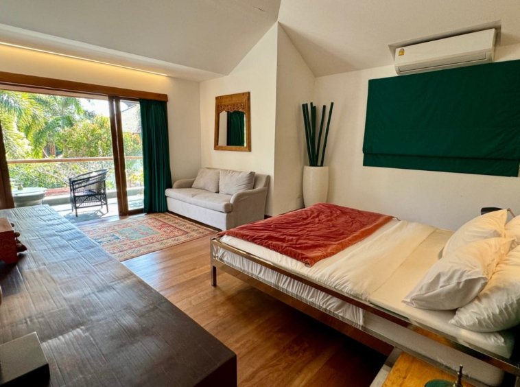 Suite parentale étage lit king size parquet bois terrasse palmiers Koh Samui