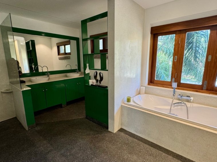 Salle de bain verte double vasque baignoire encastrée fenêtre jardin villa Samui