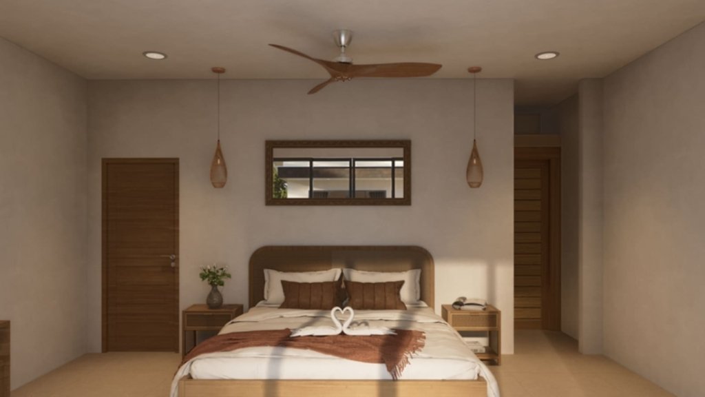 Chambre villa Ruby 2 chambres Lamai Koh Samui, lit double avec tête de lit en bois, suspensions en verre ambré et ventilateur de plafond