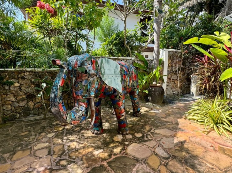 Sculpture éléphant métal recyclé jardin tropical villa Koh Samui