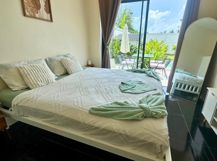 Chambre principale villa Koh Mzé Koh Samui, lit double avec accès direct à la terrasse et piscine