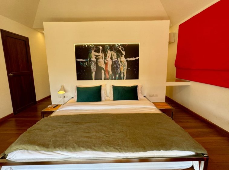 Deuxième chambre lit double parquet tableau contemporain store rouge villa Samui