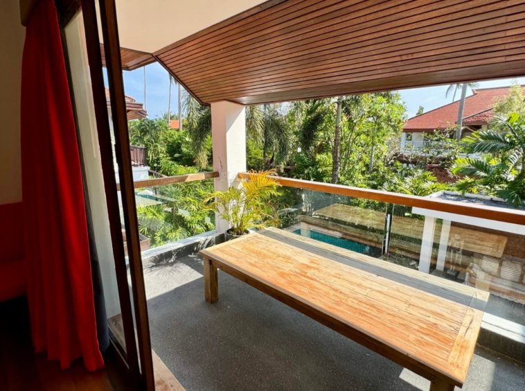 Balcon étage table bois vue piscine végétation tropicale villa Baan Lotus