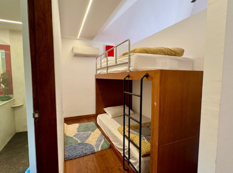 Chambre enfants étage lits superposés salle de bain rouge attenante villa Samui
