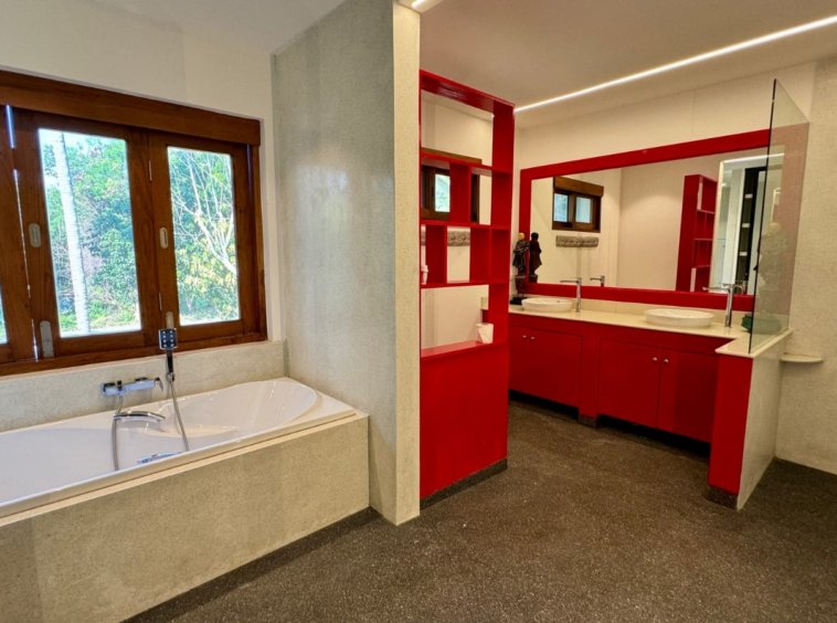 Salle de bain rouge baignoire double vasque douche pluie villa Baan Lotus étage