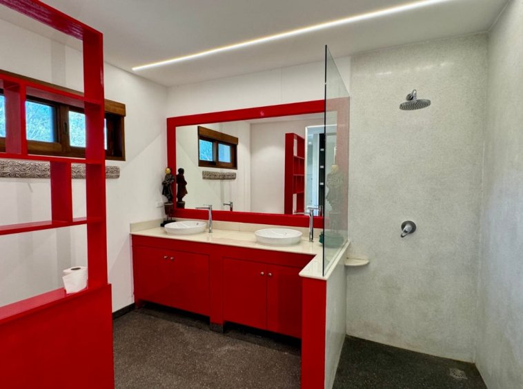 Salle d'eau rouge double vasque à poser douche italienne éclairage LED villa Samui