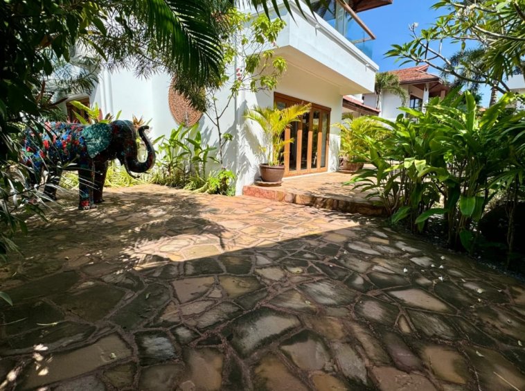 Allée jardin dallage pierre statue éléphant recyclé entrée villa Koh Samui