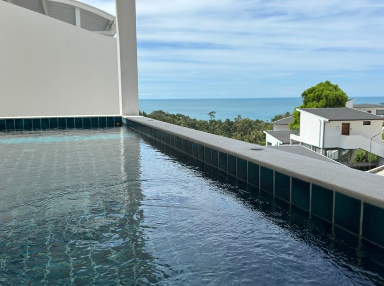 Piscine privée débordement carrelage vert panorama mer golfe Thaïlande Koh Samui
