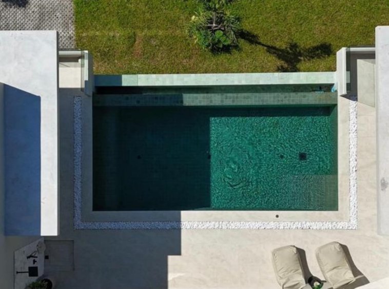 Piscine infinity villa Hua Thanon Koh Samui, galets blancs eau turquoise et cocotiers en plein vent