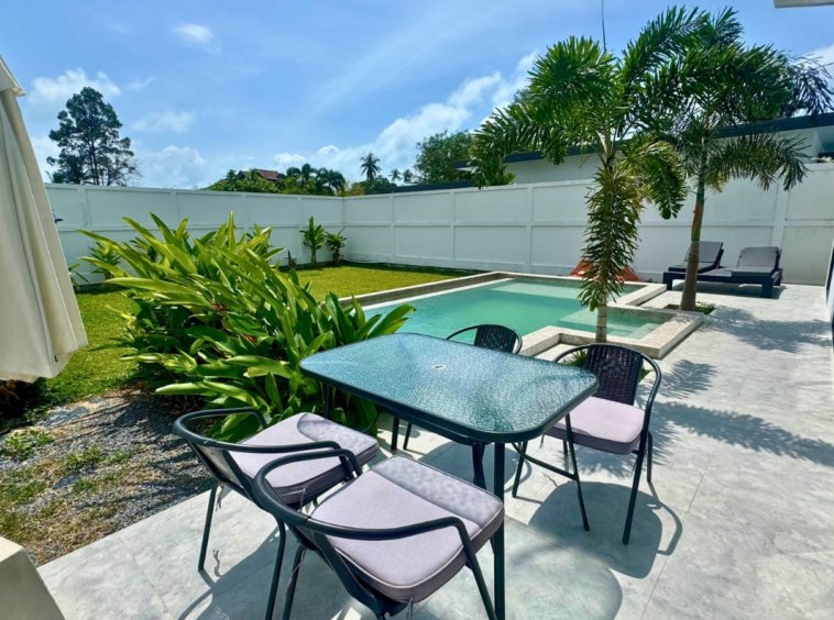 Terrasse piscine villa Hua Thanon Koh Samui, table de jardin ombragée et végétation tropicale privée