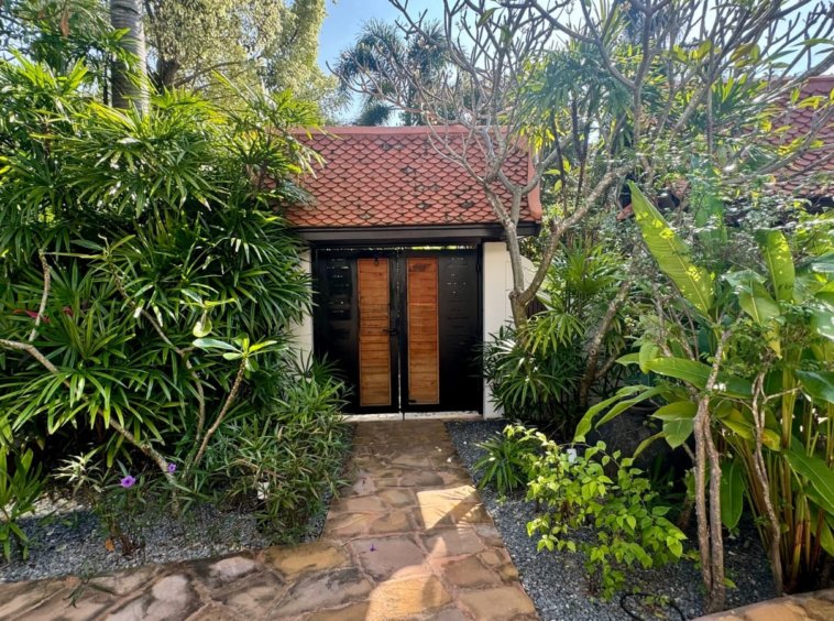 Portail entrée bois teck chemin pierre végétation tropicale accès villa Samui