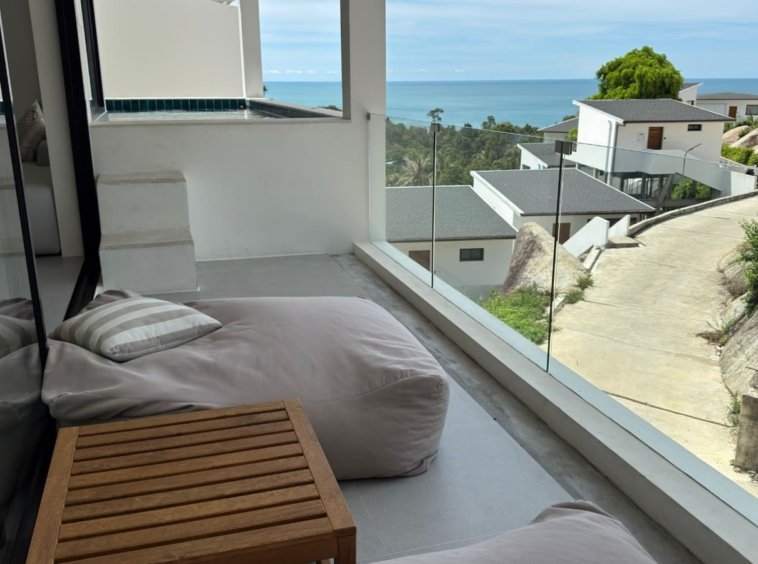 Terrasse bean bag table teck vue mer résidence Emerald appartement Koh Samui