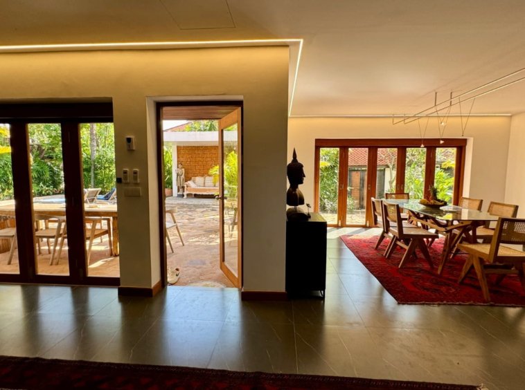 Salon salle à manger intérieur ouvert sur terrasse villa familiale Koh Samui